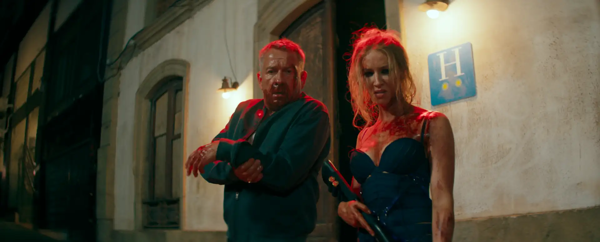 Charlotte Kirk coberta de sangue com uma espingarda ao lado de Sean Pertwee em cena noturna de A Duquesa Vingadora