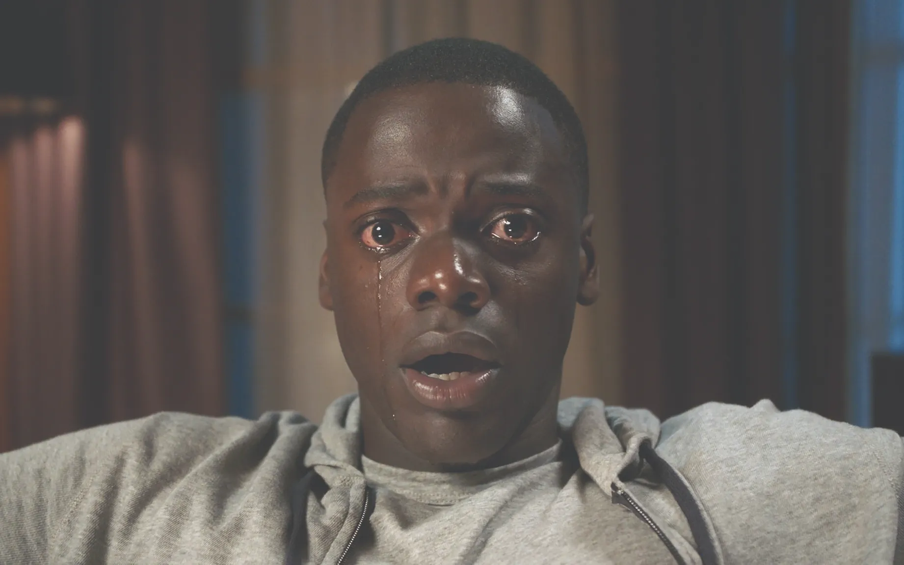 Daniel Kaluuya interpreta a Chris Washington en la película de Jordan Peele, ¡Huye! (Get Out).