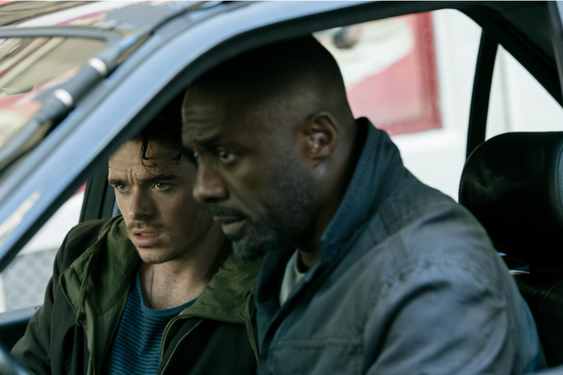 Cena do filme Atentado em Paris com Idris Elba