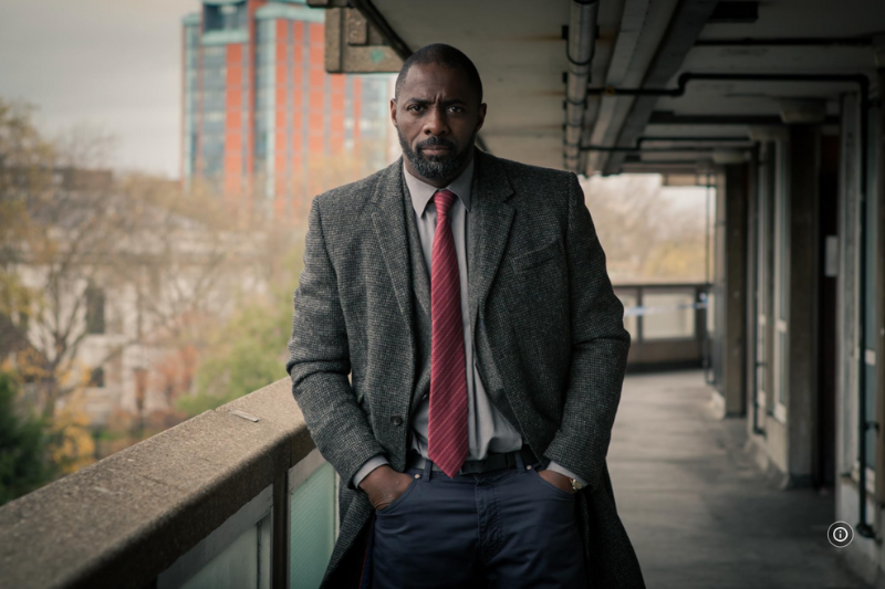 Idris Elba em cena da série "Luther", investigando crime complexo