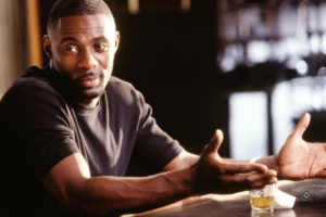 Idris Elba em cena da série "The Wire", mostrando a complexidade da vida urbana