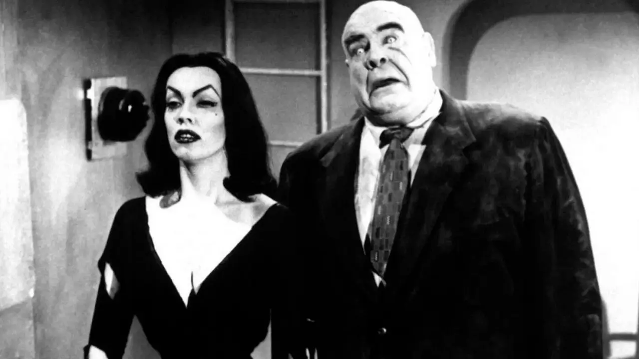 En blanco y negro, un primer plano de Maila Nurmi y Tor Johnson en la película Plan 9.