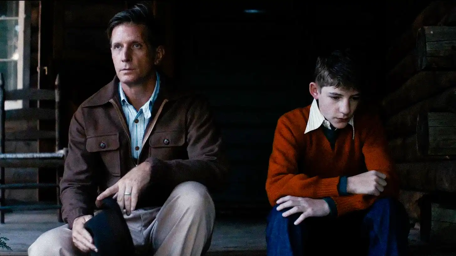 Paul Sparks e Luke David Blumm interpretam pai e filho em Perdido na Montanha, filme baseado em história real que chegou ao topo da Netflix