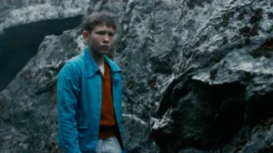 Cena do filme Perdido na Montanha, que acompanha a jornada solitária de Donn na natureza selvagem dos EUA