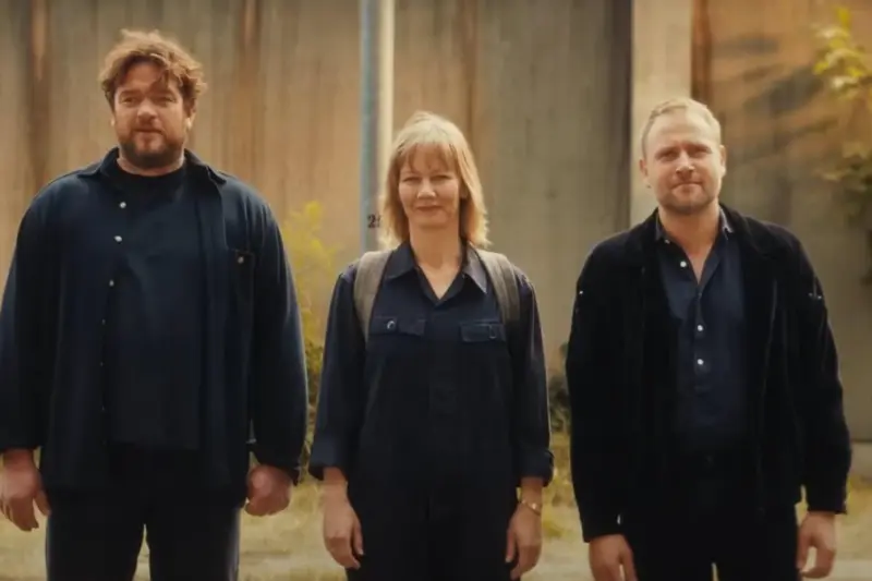 Sandra Hüller e elenco em cena de O Grande Golpe do Leste