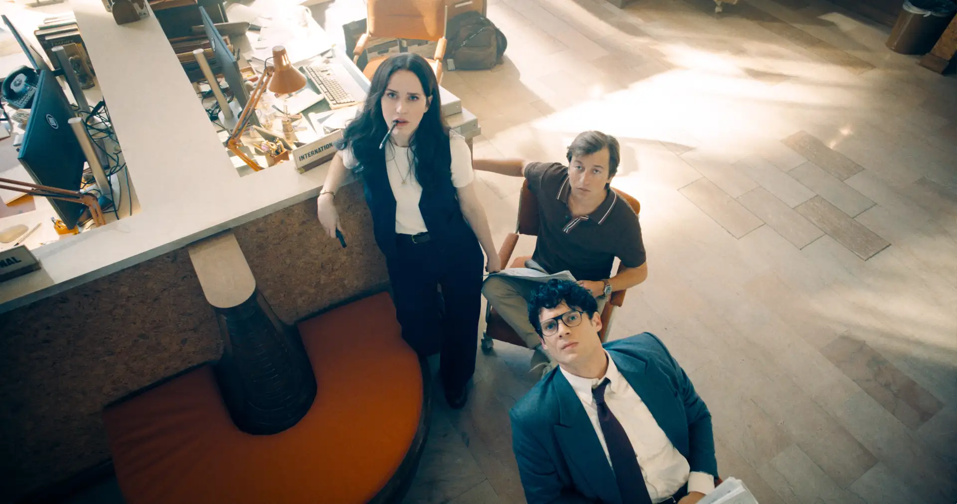 Rachel Brosnahan como Lois Lane, David Corenswet como Clark Kent e equipo do Planeta Diário en escena de Superman (2025)
