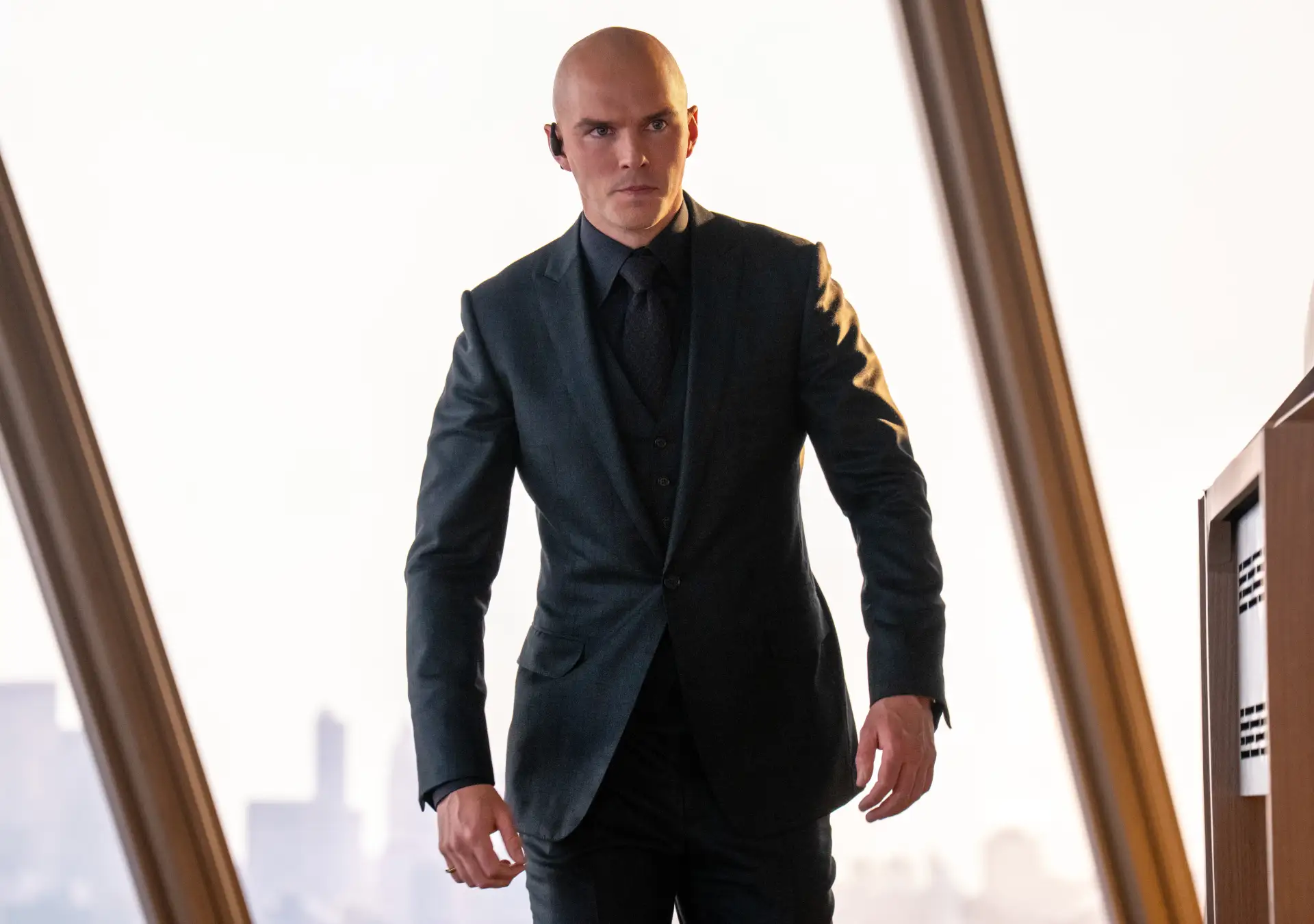 Nicholas Hoult como Lex Luthor en escena de Superman (2025), con la cabeza rapada y expresión seria