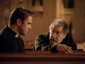 Dan Stevens e Al Pacino estão perdidos em um filme que só quer superar uma produção de 50 anos atrás -- e não consegue (Crédito: Paris Filmes)
