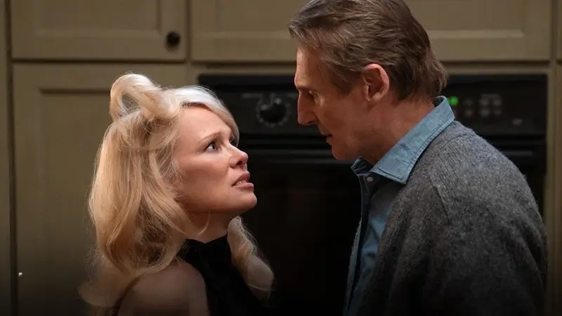 Liam Neeson y Pamela Anderson en una escena de '¿Y dónde está el policía?' ('The Naked Gun')