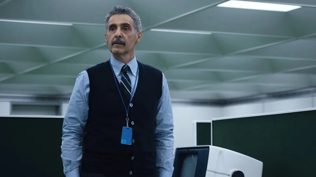 John Turturro reclama, mas no fundo gosta da experiência em 'Ruptura' (Crédito: Apple TV+)