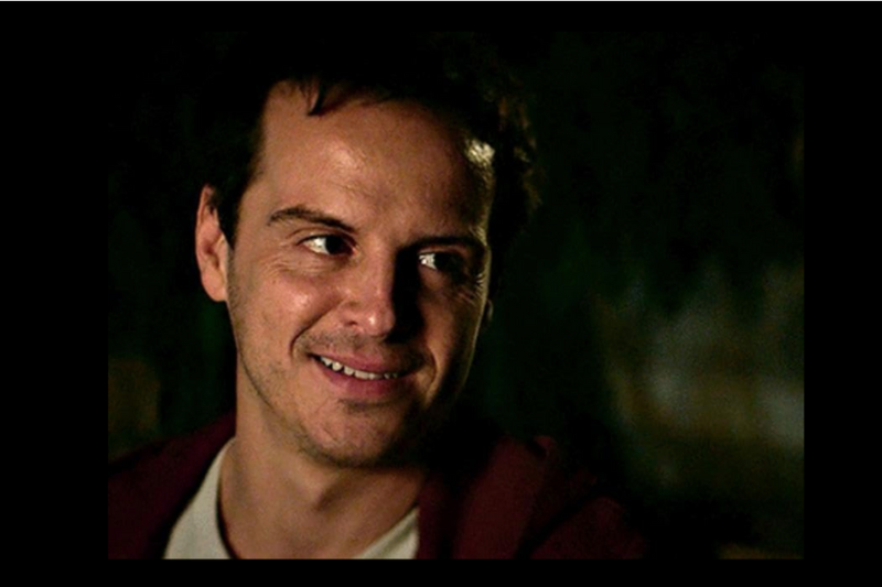 Andrew Scott como Padre Gato na série Fleabag