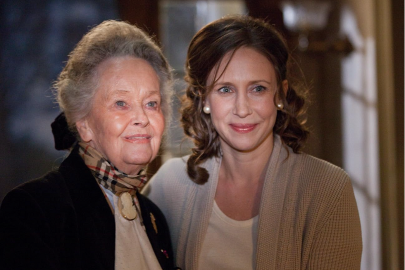 Vera Farmiga posa ao lado de Lorraine Warren durante as filmagens de Invocação do Mal.