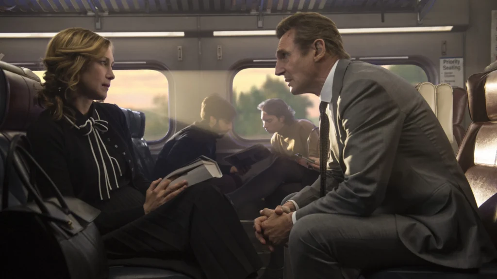 Vera Farmiga e Liam Neeson a bordo do trem em O Passageiro