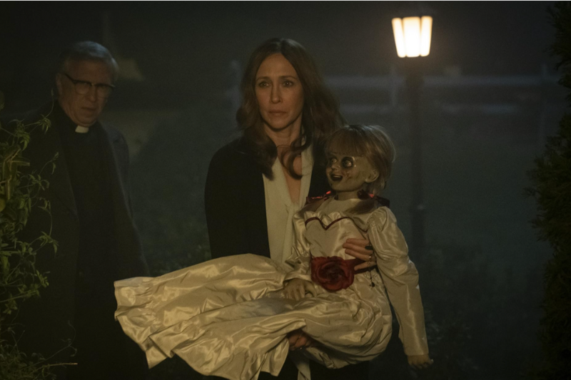 Vera Farmiga segura a boneca Annabelle em cena do filme Annabelle 3.