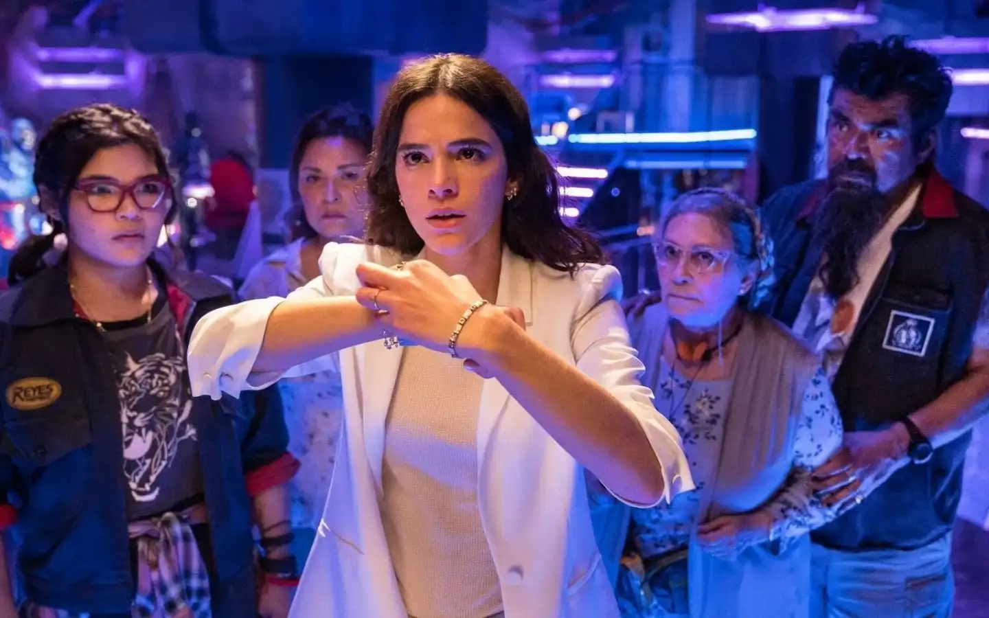 Bruna Marquezine no filme Besouro Azul. (Crédito: TMDB)