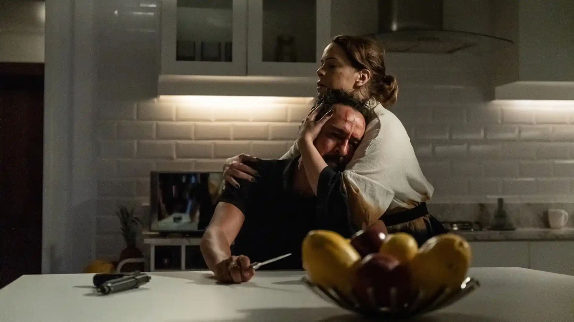 A tensão entre o casal protagonista, interpretado por Leandra Leal e Irandhir Santos, é um dos pontos altos de Os Enforcados. (Créditos: Gullane)