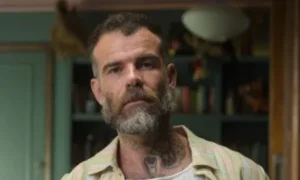 Chico Felitti em 'A Mulher da Casa Abandonada' (Crédito: Prime Video)