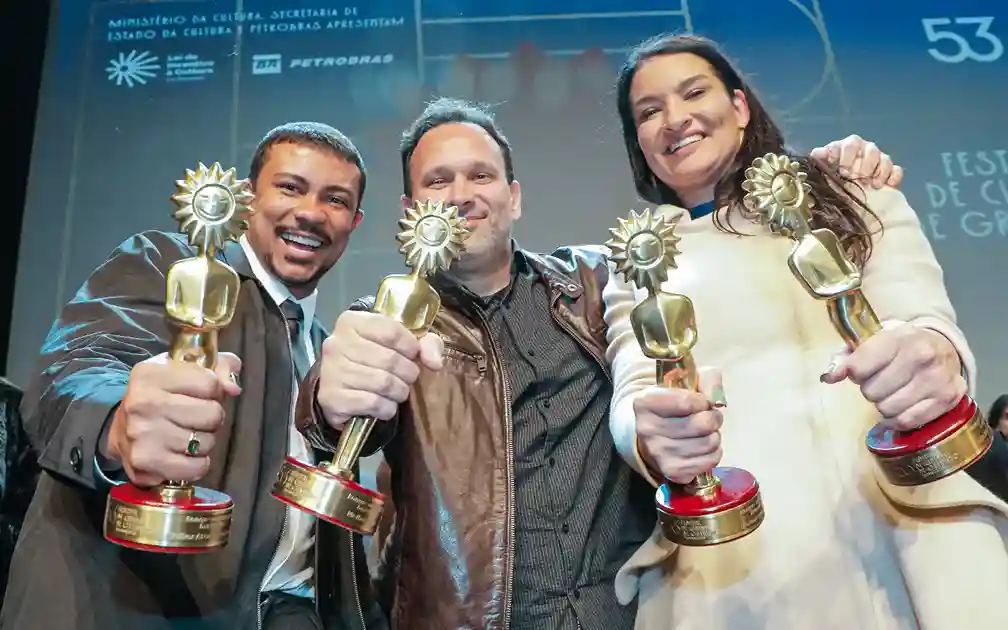 53º Festival de Cinema de Gramado - Melhor Ator Coadjuvante Xamã, por 'Cinco Tipos de Medo' com o diretor Bruno Brini e a produtora Luciana Druzinado. (Crédito: Foto oficial de Cleiton Thiele/Ag.Pressphoto. Site oficial Festival de Gramado)