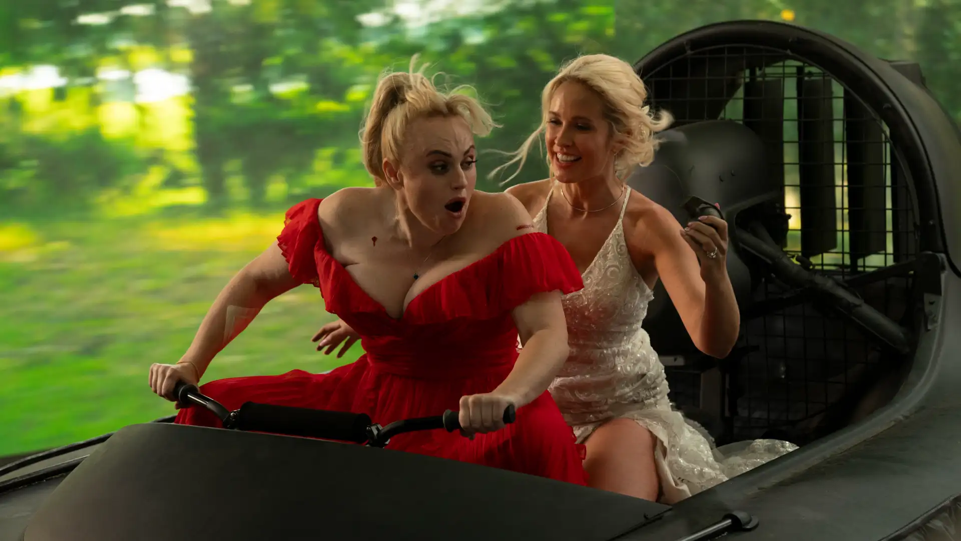 Rebel Wilson e Anna Camp em cena caótica de Duro de Casar, com fuga de hovercraft em pleno casamento (Créditos: Sofá Digital)