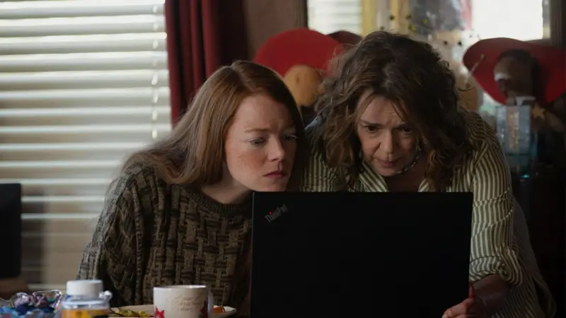 Emma Stone y Deirdre O'Connell en una escena de 'Eddington', de Ari Aster