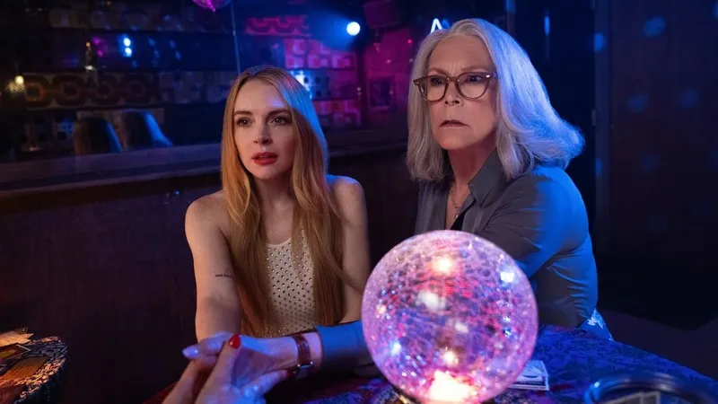 Lindsay Lohan e Jamie Lee Curtis trocam de corpo em 'Uma Sexta-Feira Mias Louca Ainda' (Crédito: Disney)