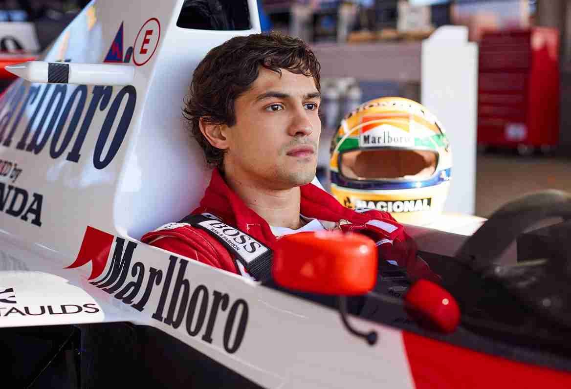 Gabriel Leone na série da Netflix, Senna. (Crédito: IMDB)