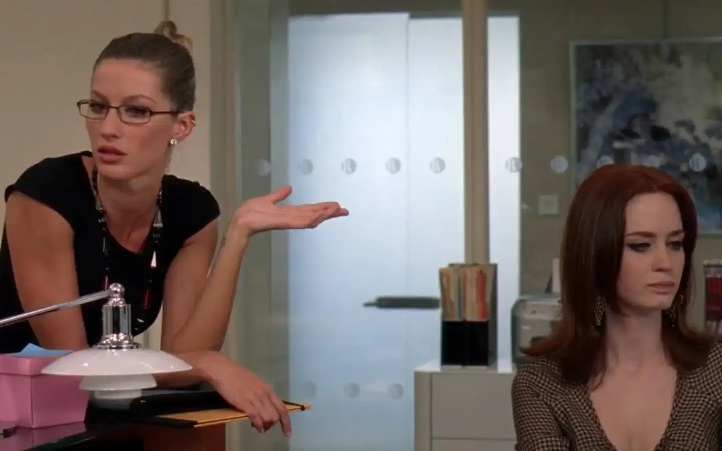 Gisele Bündchen e Emily Blunt no filme 'O Diabo Veste Prada' (Crédito: IMDB)