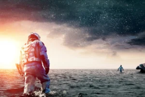 Astronauta caminha em águas rasas sob um céu estrelado e ameaçador.