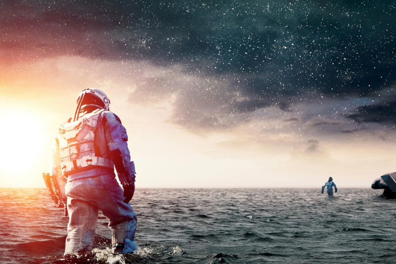 Astronautas exploram planeta coberto por oceanos, uma das sequências mais lembradas da produção. (Créditos: IMDB)