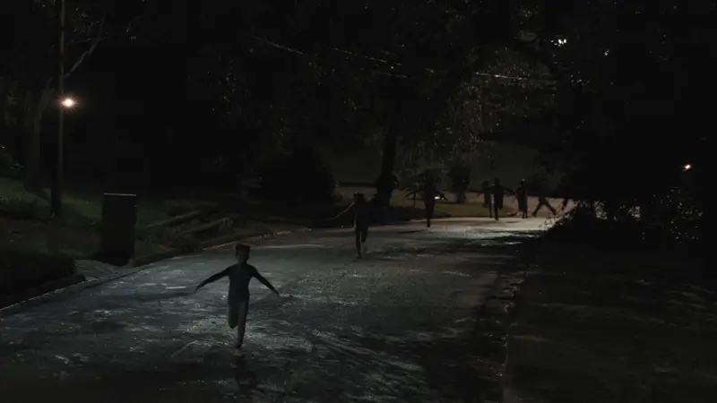 Niños corriendo en la noche, en una escena de la película 'La hora de la desaparición' ('Weapons')