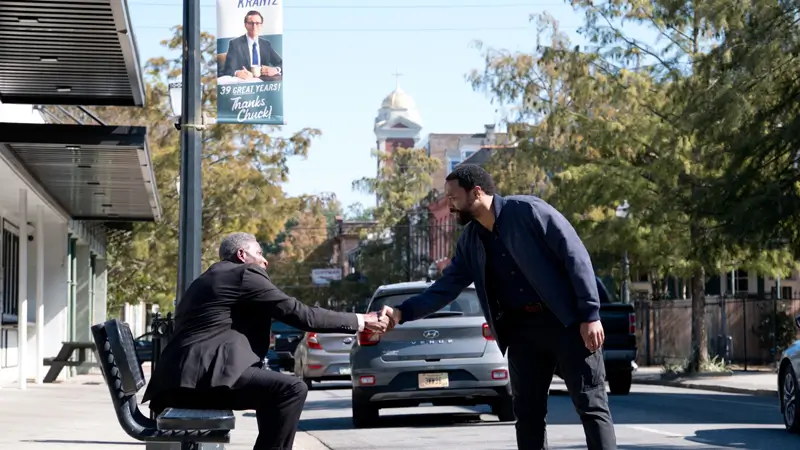 Chiwetel Ejiofor y Carl Lumbly en una escena de 'La vida de Chuck'