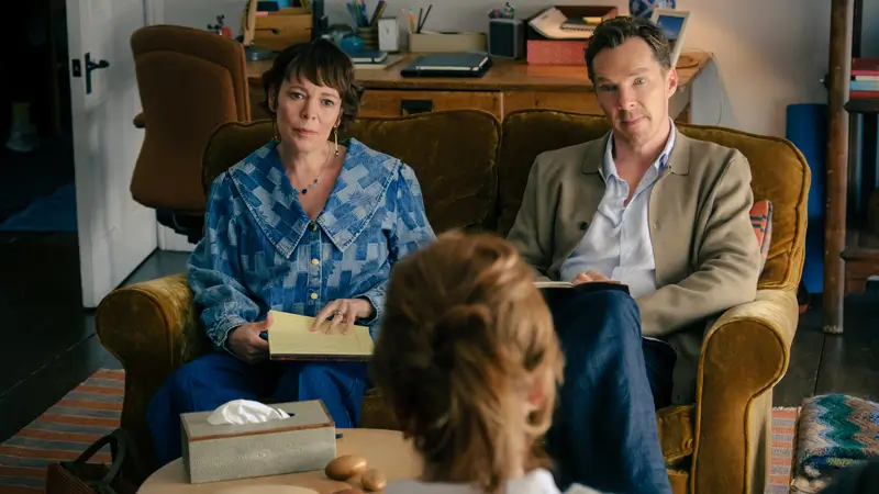Olivia Colman e Benedict Cumberbatch em uma cena de 'The Roses'