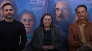 O diretor Gabriel Mascaro, a atriz Denise Weinberg e o ator Rodrigo Santoro durante entrevista exclusiva ao Filmelier