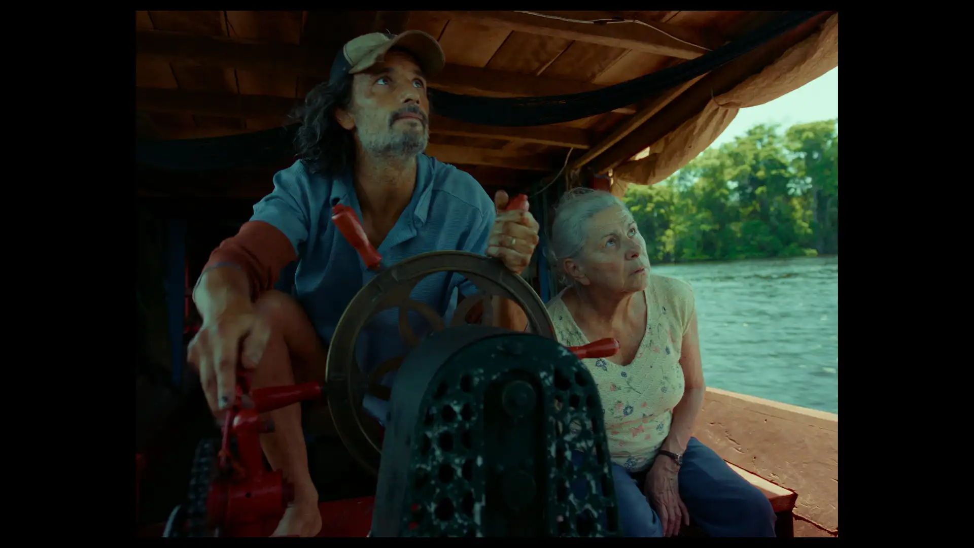 Rodrigo Santoro como Cadu e Denise Weinberg como Tereza, em jornada de descoberta e resistência pelos rios da Amazônia em 'O Último Azul' (Crédito: Vitrine Filmes)