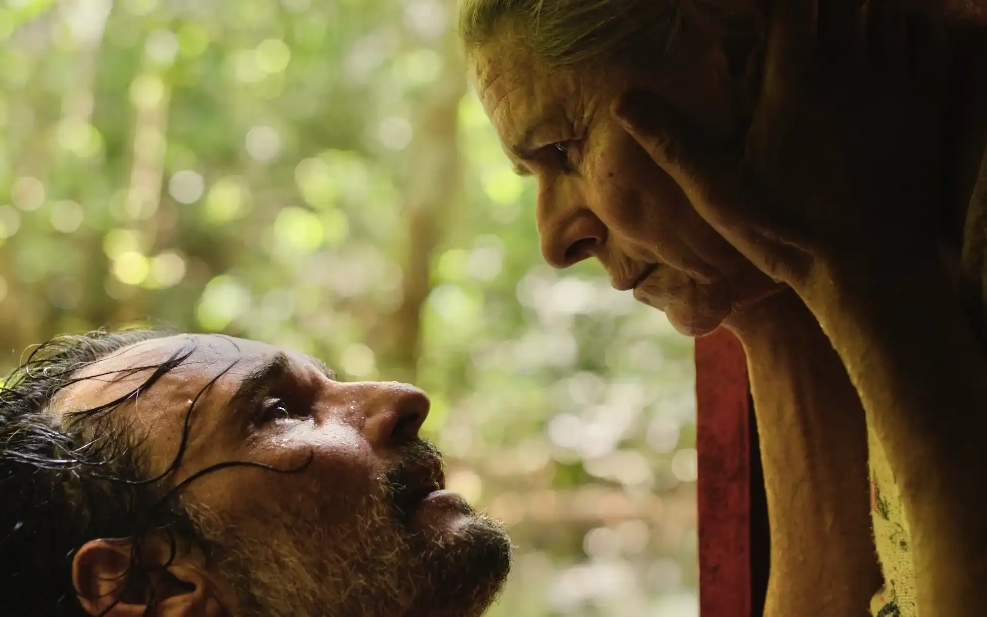 Rodrigo Santoro e Denise Weiberg no filme 'O Último Azul' de Gabriel Mascaro. (Crédito: Festival de Gramado)