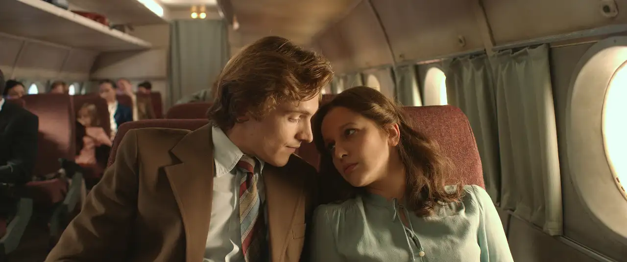 Cena do filme A Única Sobrevivente com os atores Nadezhda Kaleganova e Maksim Ivanov como Larisa e Vladimir Savitskaya no avião antes do acidente