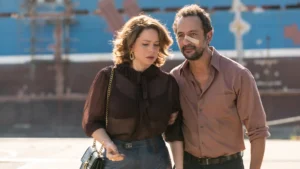 Leandra Leal e Irandhir Santos interpretam um casal envolvido em crimes e manipulação em Os Enforcados