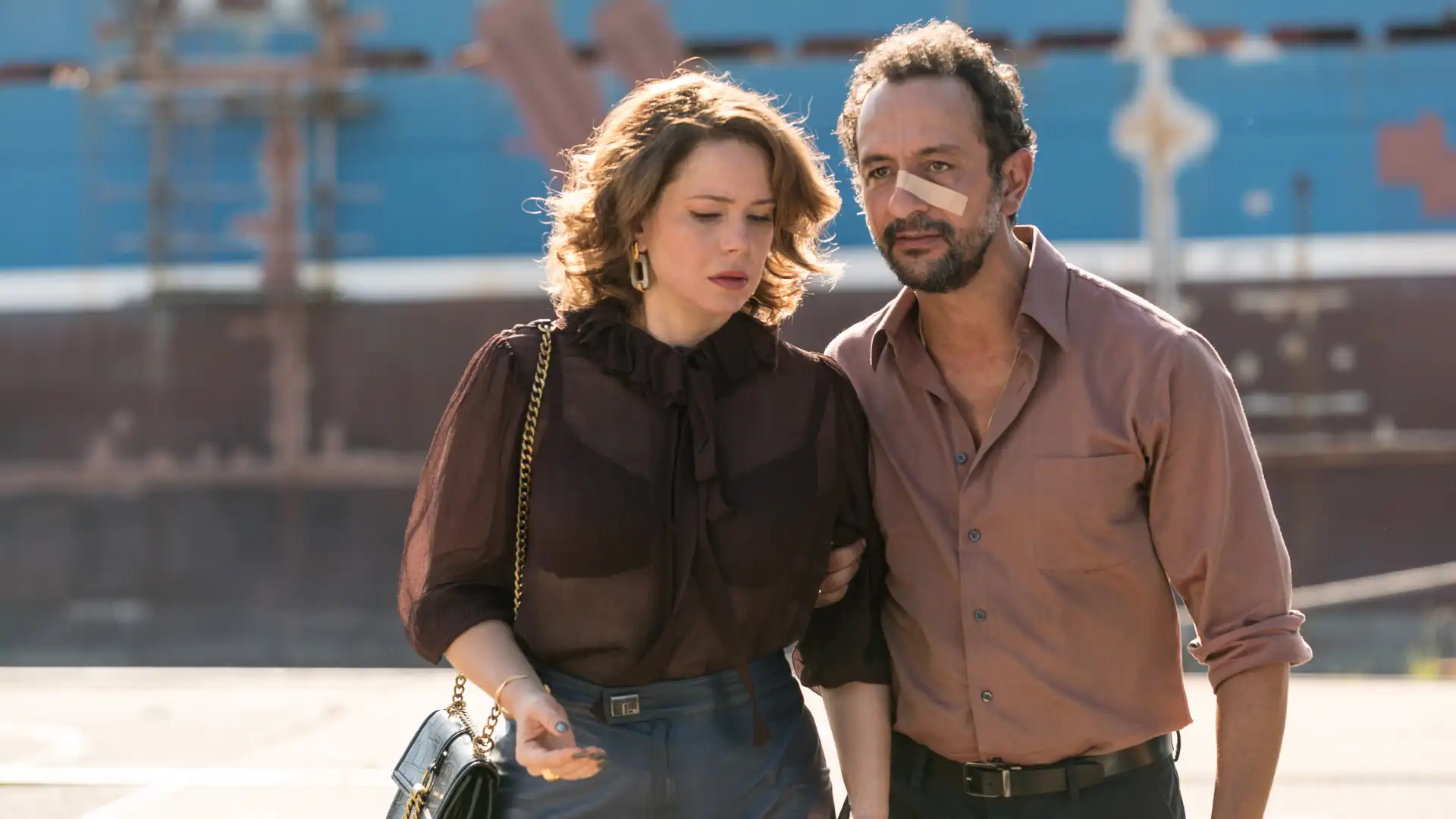 Leandra Leal e Irandhir Santos interpretam um casal envolvido em crimes e manipulação em Os Enforcados (Créditos: Gullane)