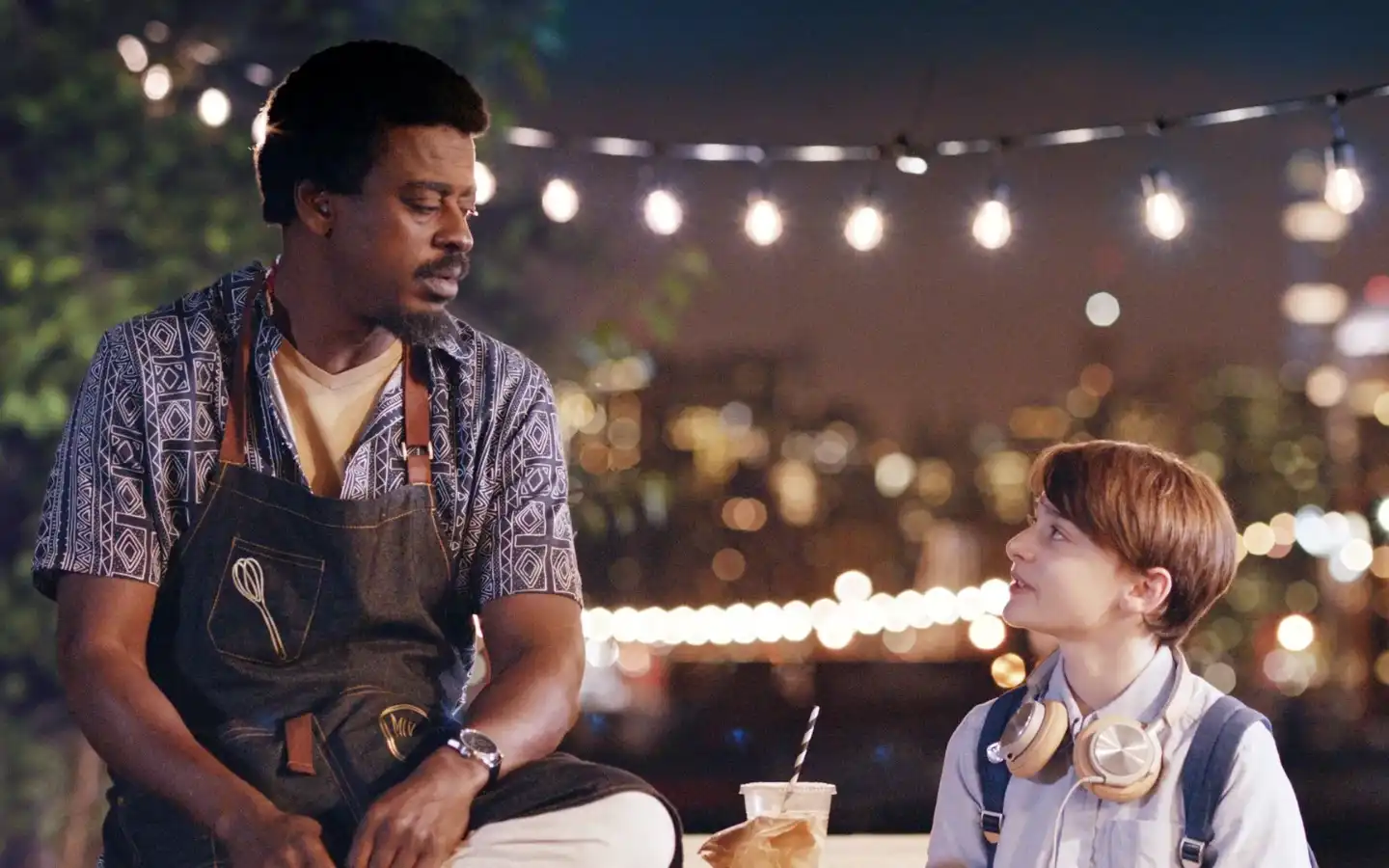Seu Jorge e Noah Schnapp no filme Abe. (Crédito: IMDB)