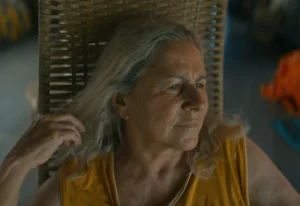 Denise Weinberg entrega uma performance premiada e comovente, dando vida à jornada de autoafirmação de Tereza