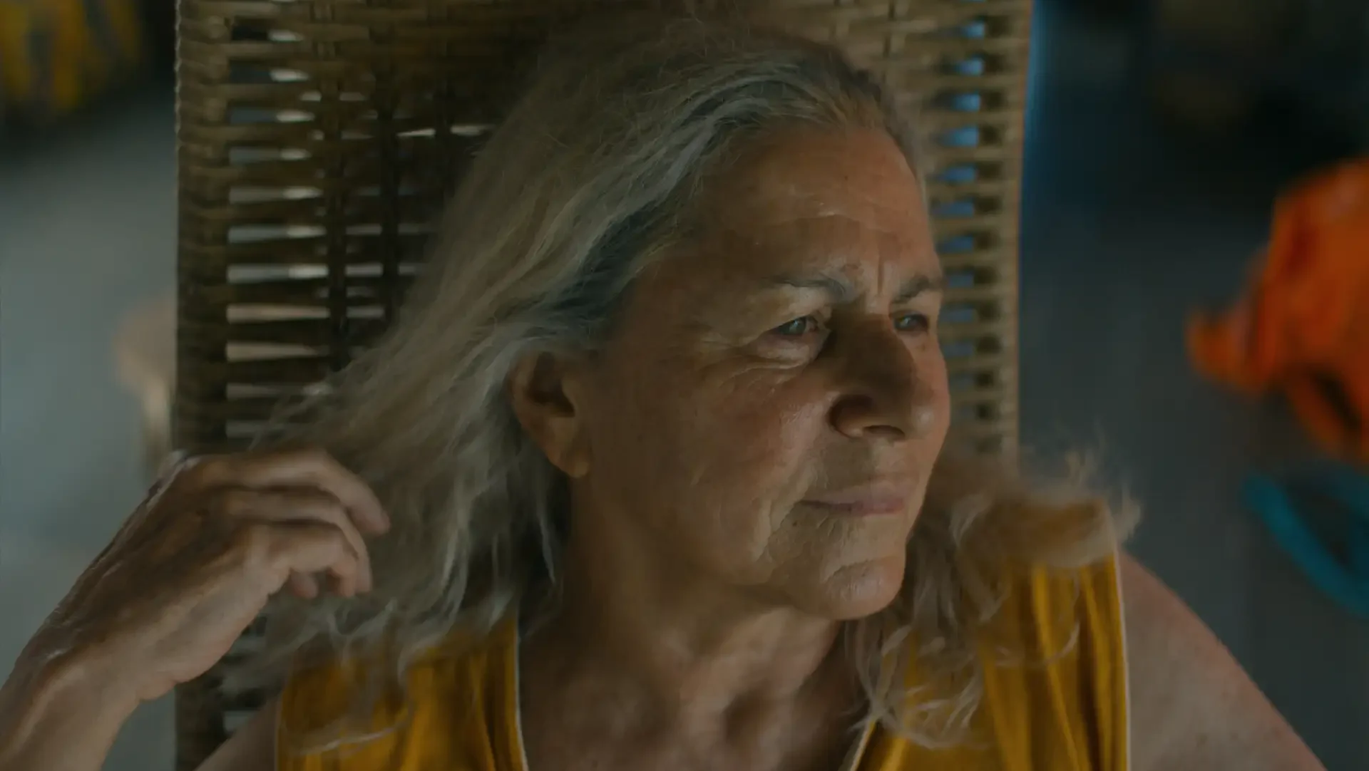 Denise Weinberg, que vive a protagonista Tereza, em cena de O Último Azul. Na entrevista, a atriz detalha a jornada de resistência e "pulsão de vida" da personagem (Crédito: Vitrine Filmes)