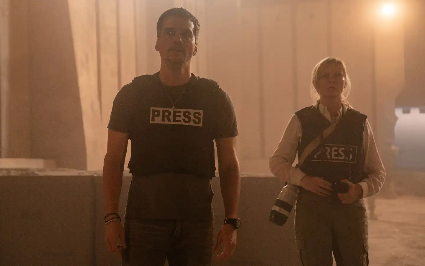 Wagner Moura e Kirsten Dunst no filme Guerra Civil de Alex Garland. (Crédito: IMDB)
