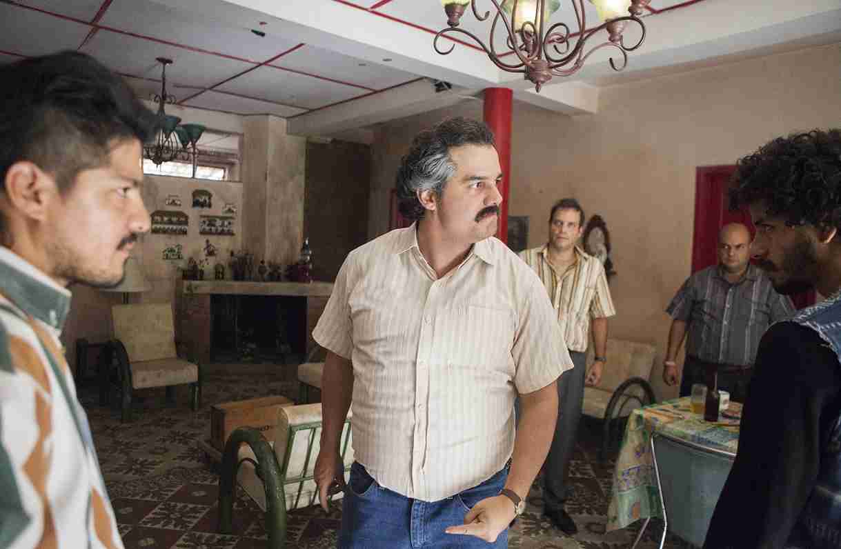 Wagner Moura como Pablo Escobar na série Narcos da Netflix. (Crédito: TMDB)