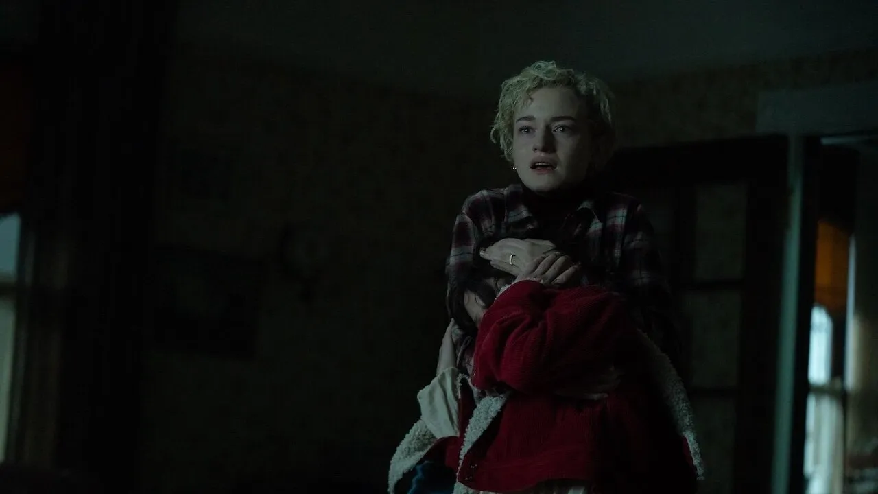 Julia Garner brilha no sombrio 'A Hora do Mal' (Crédito: Warner Bros)