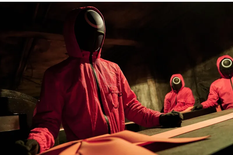 Guardas mascarados em Round 6 (2021), série coreana de suspense disponível na Netflix (Créditos: IMDB)