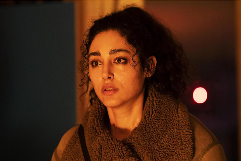 Golshifteh Farahani em cena de Hood Witch (Roqya, 2023), de Saïd Belktibia. Assista Hood Witch online nos streamings. (Créditos: IMDB)
