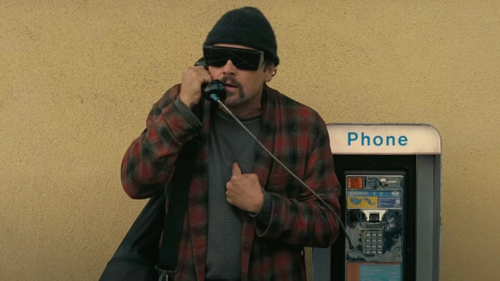 Leonardo DiCaprio é uma espécie de Lebowski em 'Uma Batalha Após a Outra' (Crédito: Warner Bros. Pictures)