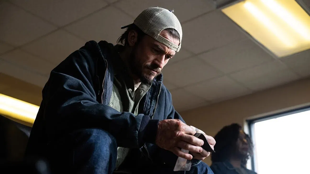 Orlando Bloom interpreta Cash, um homem que tenta escapar do crime em Pacto de Sangue (Créditos: TMDB)
