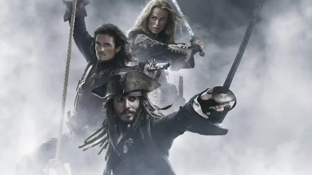 Johnny Depp, Orlando Bloom e Keira Knightley armados com espadas e pistolas em Piratas do Caribe.