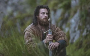 Aaron Taylor-Johnson no filme 'Legítimo Rei' (2018).